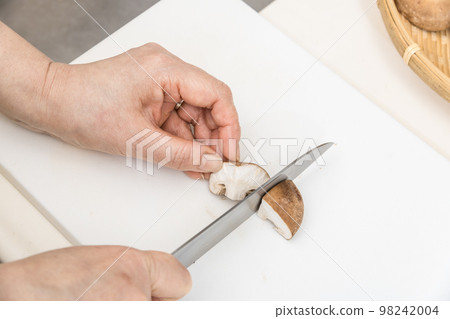 [Middle housewife cuts shiitake mushrooms] 98242004