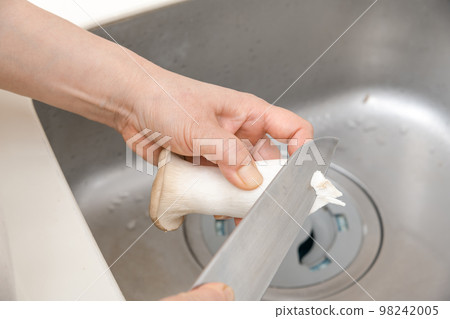 【中年家庭主婦用三德刀切平菇莖】 98242005