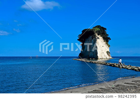 Suzu City, Ishikawa Prefecture, Mitsuke Island, Gunkanjima, Rocky Mountain Floating in the Sea of Japan, Torii of Mitsuke Benzaiten Suzu City, Ishikawa Prefecture, Mitsuke Island, Gunkanjima, Rocky Mountain Floating in the Sea of Japan, Torii of Mitsuke Benzaiten 98242395