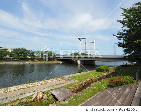 田臥川“櫻花橋”初夏風光（山口縣熊毛郡田臥町） 98242553