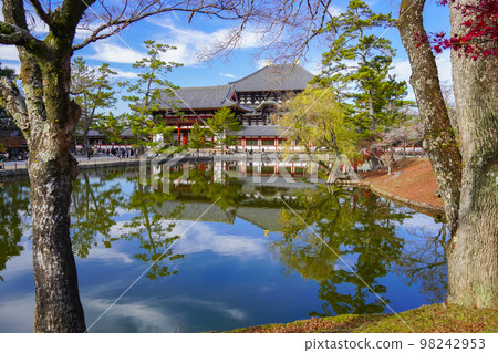 奈良東大寺大佛殿、中門、鏡池 奈良東大寺大佛殿、中門、鏡池 98242953