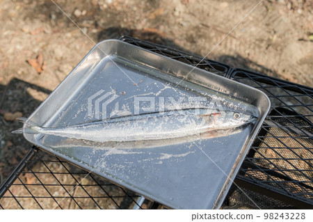 [Make saury grilled with salt at the auto campsite] 98243228