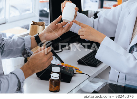 Pharmacist advise or explain property of qualified medical product to customers. 98243376