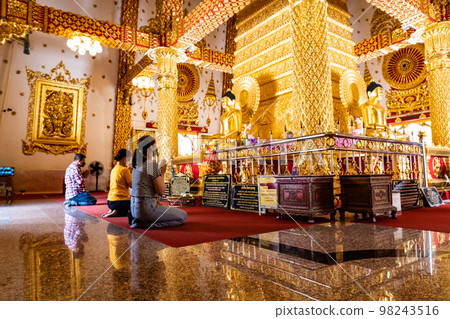 人們在寺廟祈禱 98243516