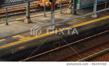 沒有人上下車的本地車站 98244388