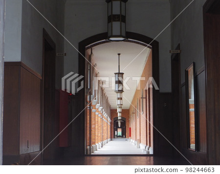 廣島江田島舊海軍學院學生宿舍（俗稱紅磚）迴廊 98244663