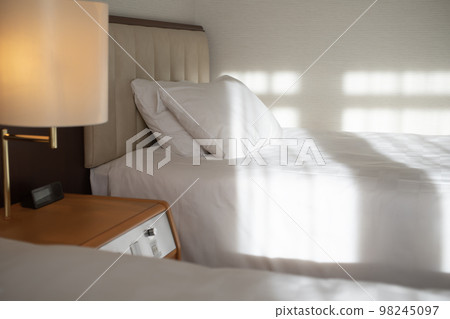 有日出的臥室 98245097