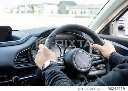 駕駛汽車的人的手 98245639