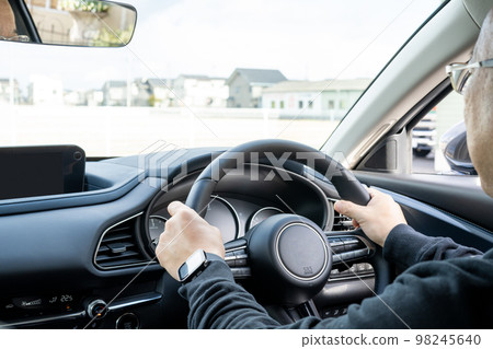 駕駛汽車的人的手 98245640