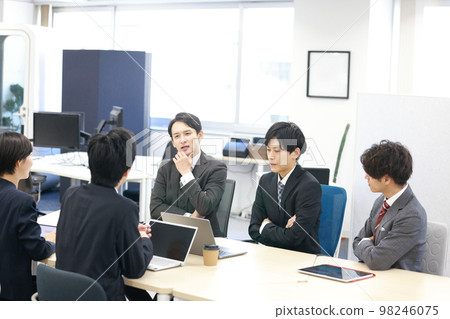 商務談判_談心事的商人_1 98246075