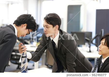 Boss grabbing his subordinate's tie and interrogating him_1 98246077