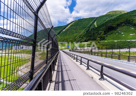 新阿蘇大橋周邊景色“連接國道57號線南阿蘇村館野和南阿蘇村川洋的全長525m的大橋” 98246302