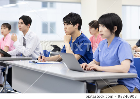 醫護人員在會議室接受培訓 98246908