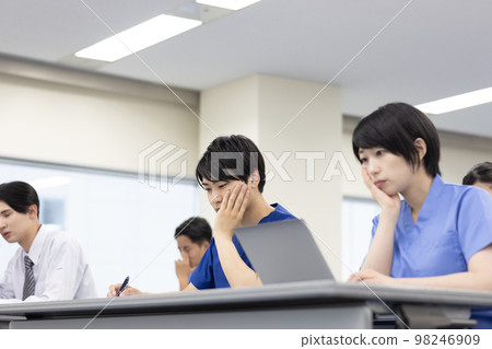 醫護人員在會議室接受培訓 98246909