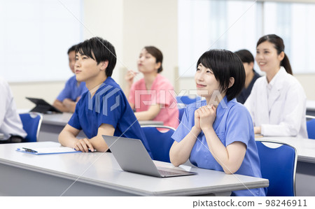 醫護人員在會議室接受培訓 98246911