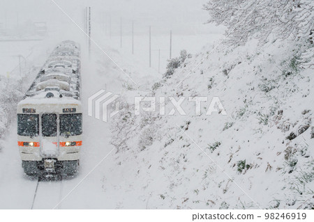[Takayama Main Line] Local train running in heavy snow 98246919
