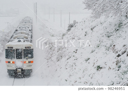 [高山本線]在大雪中行駛的本地列車 98246951