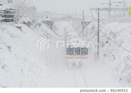 [高山本線]在大雪中行駛的本地列車 98246952