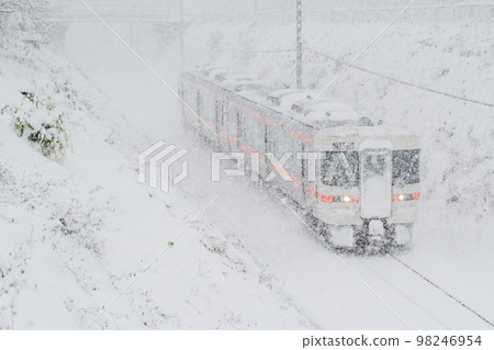[Takayama Main Line] Local train running in heavy snow 98246954