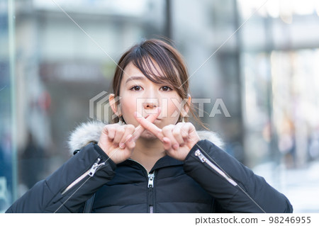 Woman rejecting Woman rejecting 98246955