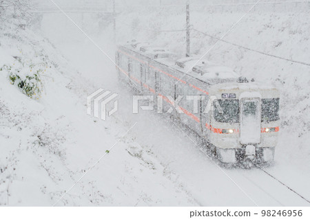 [Takayama Main Line] Local train running in heavy snow 98246956