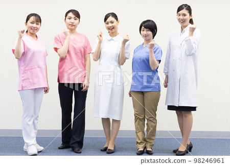 穿制服的衛生保健工作者 98246961