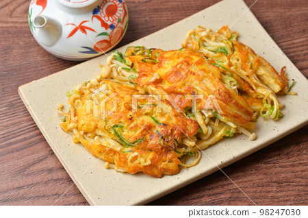 脆皮烤金針菇、金針菇和金針菇的食譜。經濟食品，簡單的食物。 98247030
