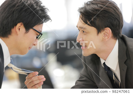 老闆抓著下屬的領帶審問他_特寫1 老闆抓著下屬的領帶審問他_特寫1 98247061