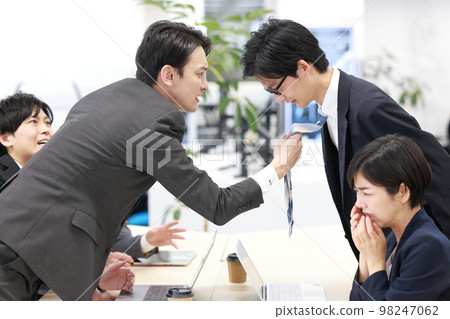 Angry boss grabbing his subordinate's tie_1 98247062