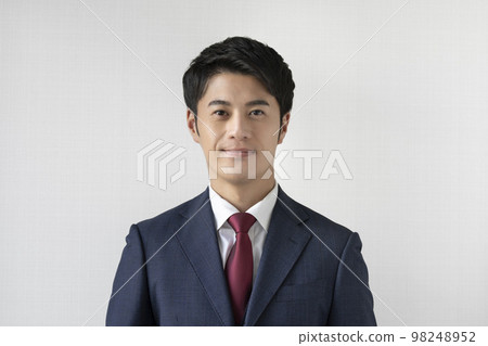 一個三十多歲的商人看著相機的肖像 一個三十多歲的商人看著相機的肖像 98248952