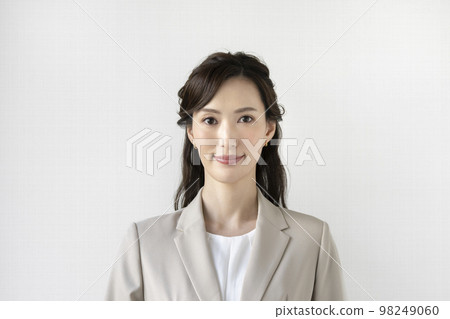 30 多歲的女商人看著相機肖像 98249060