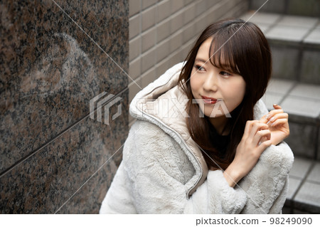 坐在樓梯上的年輕女子 98249090