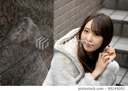 坐在樓梯上的年輕女子 98249091