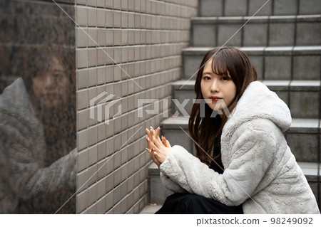 坐在樓梯上的年輕女子 98249092