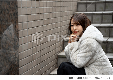 坐在樓梯上的年輕女子 98249093