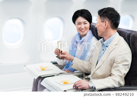 船上的中年夫婦 98249210