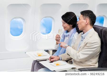 船上的中年夫婦 98249216