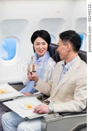 船上的中年夫婦 98249218