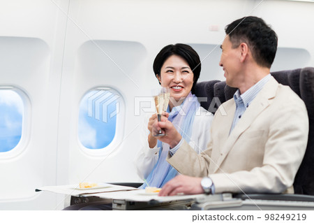 船上的中年夫婦 船上的中年夫婦 98249219