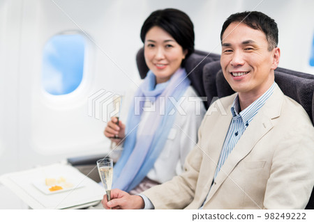 船上的中年夫婦 98249222