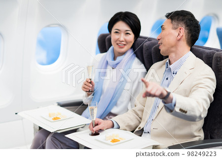 船上的中年夫婦 98249223