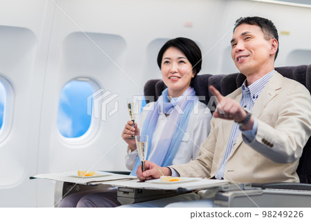 船上的中年夫婦 98249226