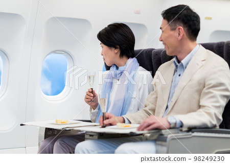 船上的中年夫婦 船上的中年夫婦 98249230