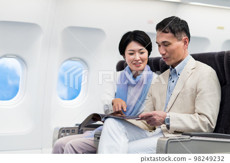 船上的中年夫婦 98249232