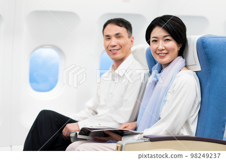 船上的中年夫婦 98249237