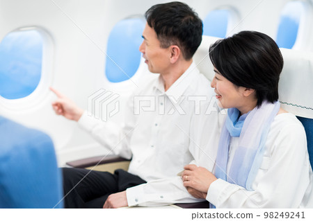 船上的中年夫婦 98249241