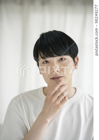 一個二十多歲的男人看著鏡頭,男士美容,護膚形象,肖像 一個二十多歲的男人看著鏡頭,男士美容,護膚形象,肖像 98249277