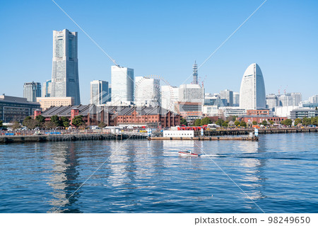 [Kanagawa Prefecture] Yokohama Minatomirai in the blue sky in winter (January) 98249650
