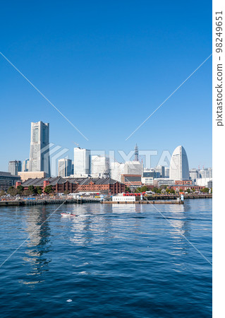 [Kanagawa Prefecture] Yokohama Minatomirai in the blue sky in winter (January) 98249651