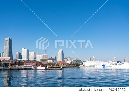 [Kanagawa Prefecture] Yokohama Minatomirai in the blue sky in winter (January) 98249652